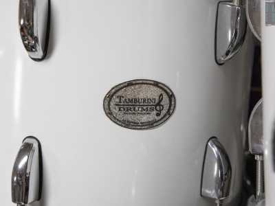 Cos� la scelta di unire l�amore per la musica alla capacit� di lavorare il legno e i materiali ha condotto Rocco a realizzare dei preziosi strumenti fatti a mano che portano il marchio di �Tamburini Drums�